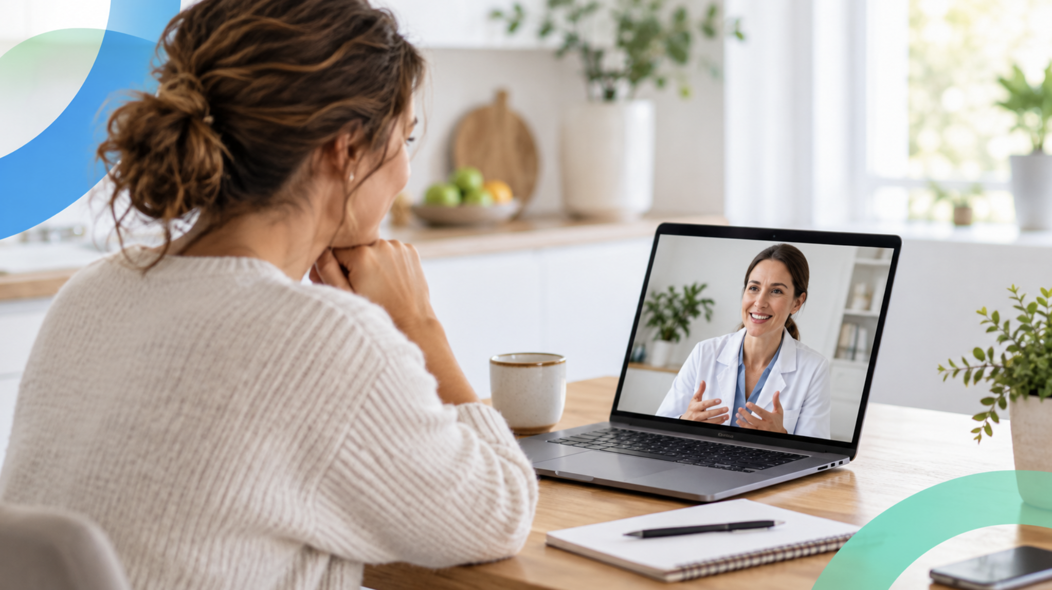 Vrouw voert via haar laptop een gesprek met een zorgprofessional.